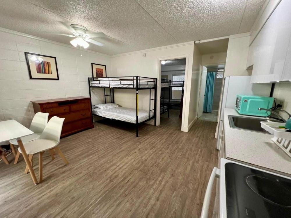 Waikiki Beachside Hostel Image 13