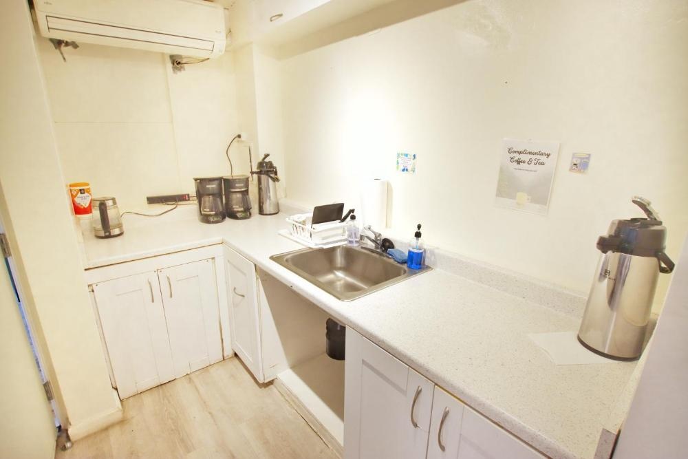 Waikiki Beachside Hostel Image 24
