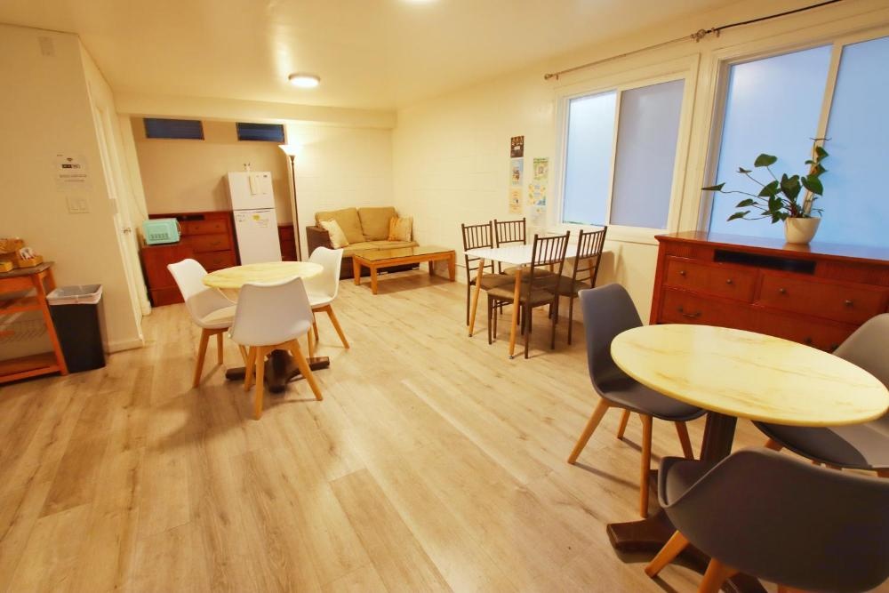 Waikiki Beachside Hostel Image 25