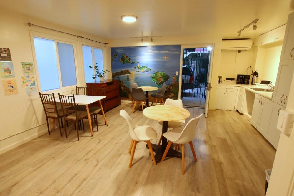 Waikiki Beachside Hostel Image 27