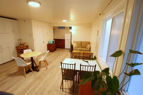 Waikiki Beachside Hostel image 26